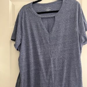 Blue (heather) keyhole neck tshirt